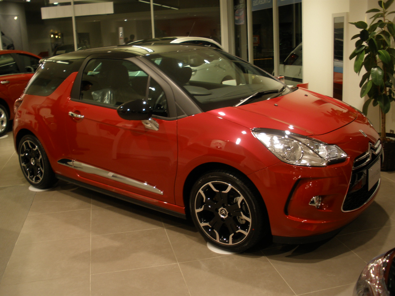 DS3　SPORT CHIC(新色入りましたー！！)